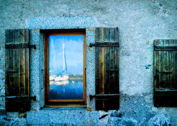 With the back to the sea 